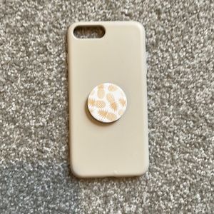 This is a cream iphone 8 plus case,it comes with a matching pineapple pop socket